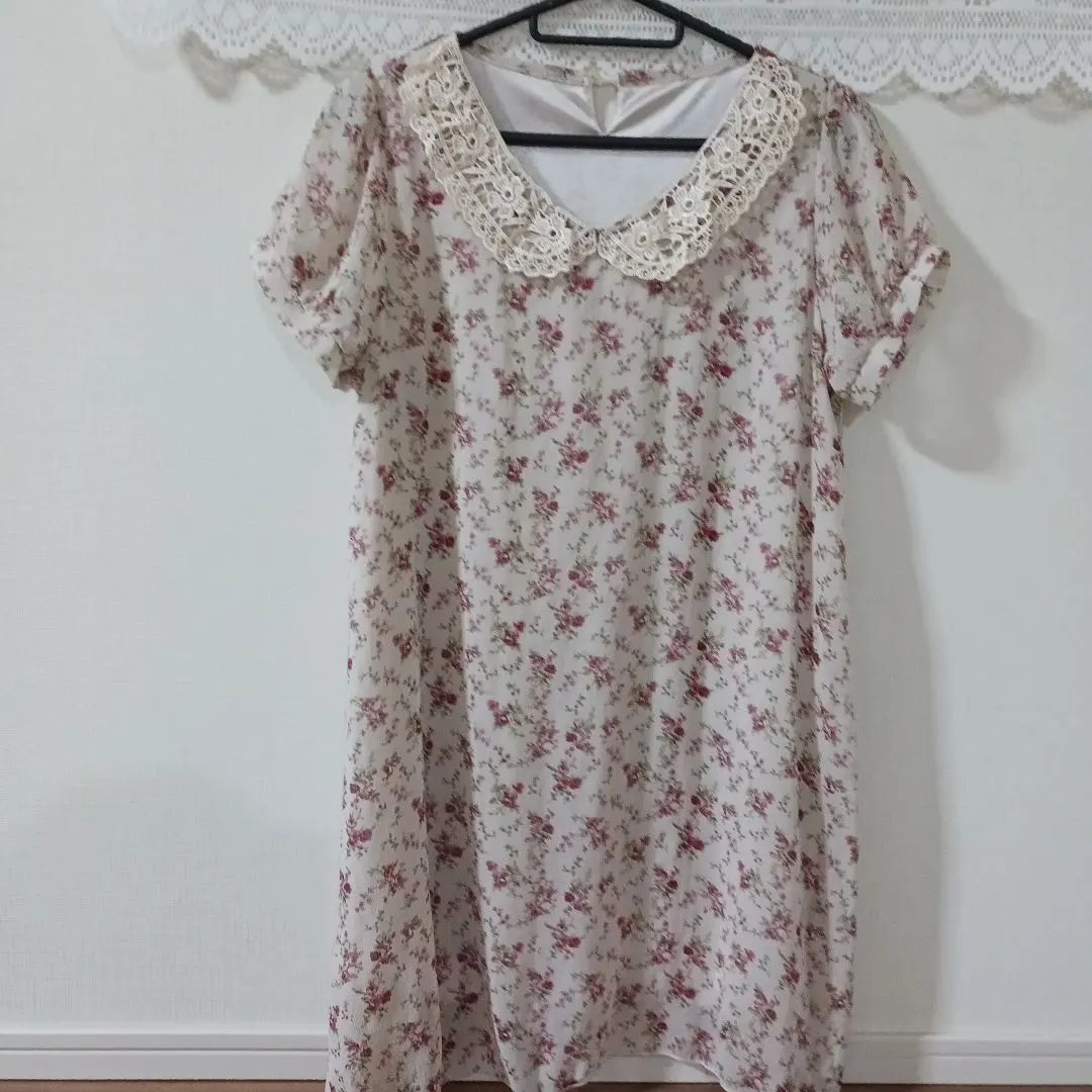 花紋蕾絲領半袖上衣 的縮圖