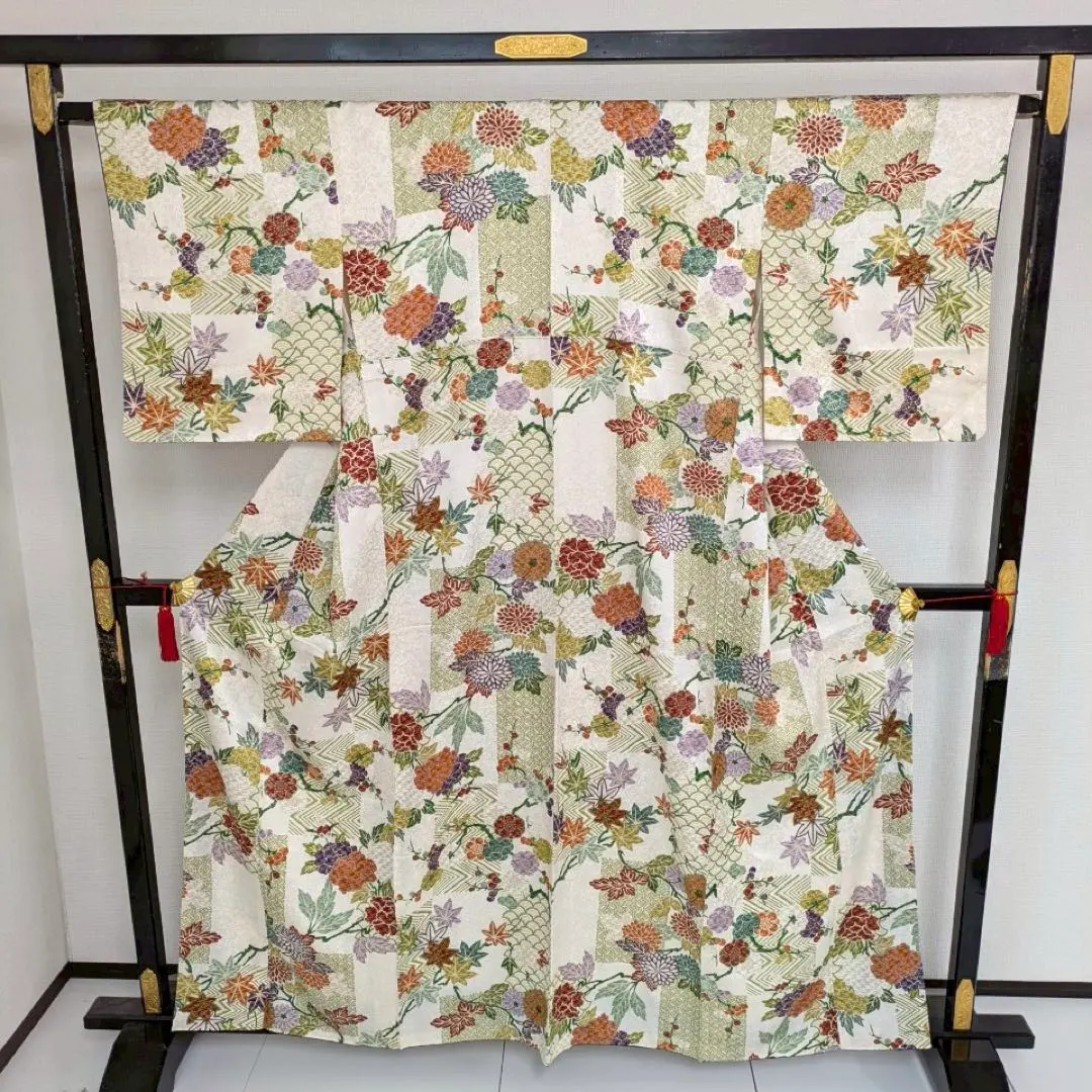 Thumbnail of Ichimatsu pattern, sleeve length 65cm. White background, Shippo (seven treasures) and Seigaiha (wave) patterns, floral design. Lovely design, Komon (fine pattern) silk T-6160