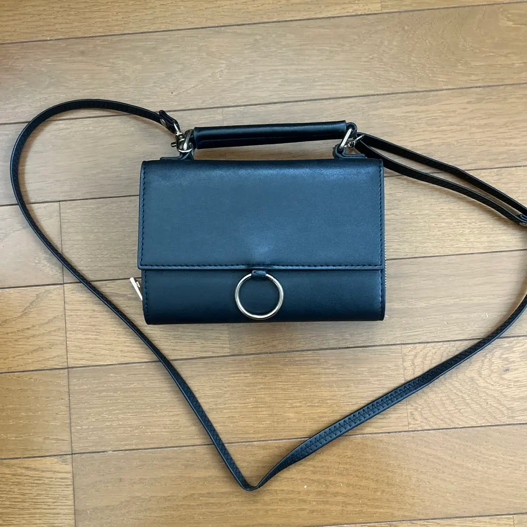 附帶環形手柄的黑色單肩包 的縮圖