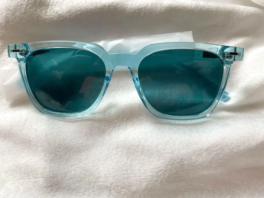 ✨時尚太陽眼鏡套裝✨ 螺絲刀、擦拭布、淺藍色收納盒 全新未使用 亦適用於開車 的縮圖