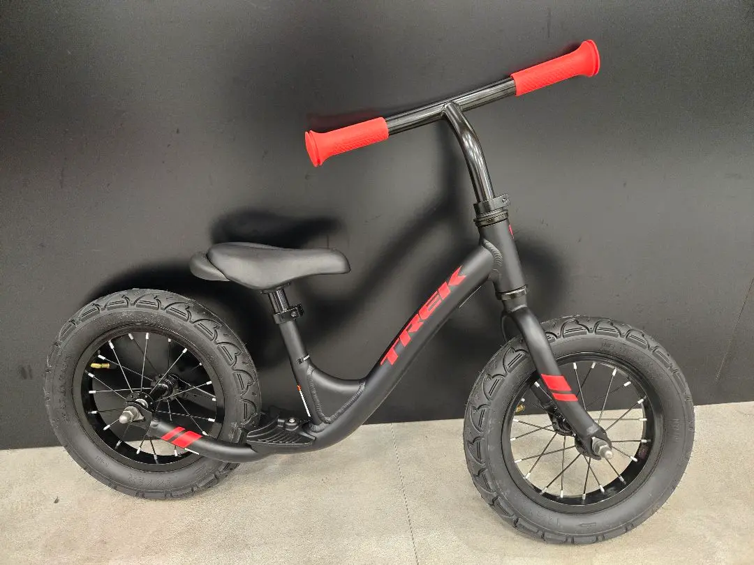 Trek バランスバイク ブラック/レッド kickster トレック トレックのキックバイクKicksterの圧倒的なホンモノ感。子供を