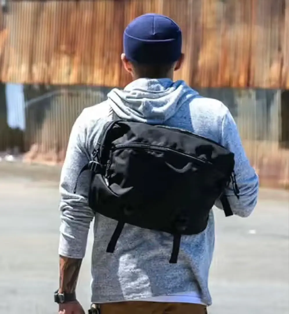 支持率ナンバーワンのミニショルダーバッグ。SLING POUCH-Medium