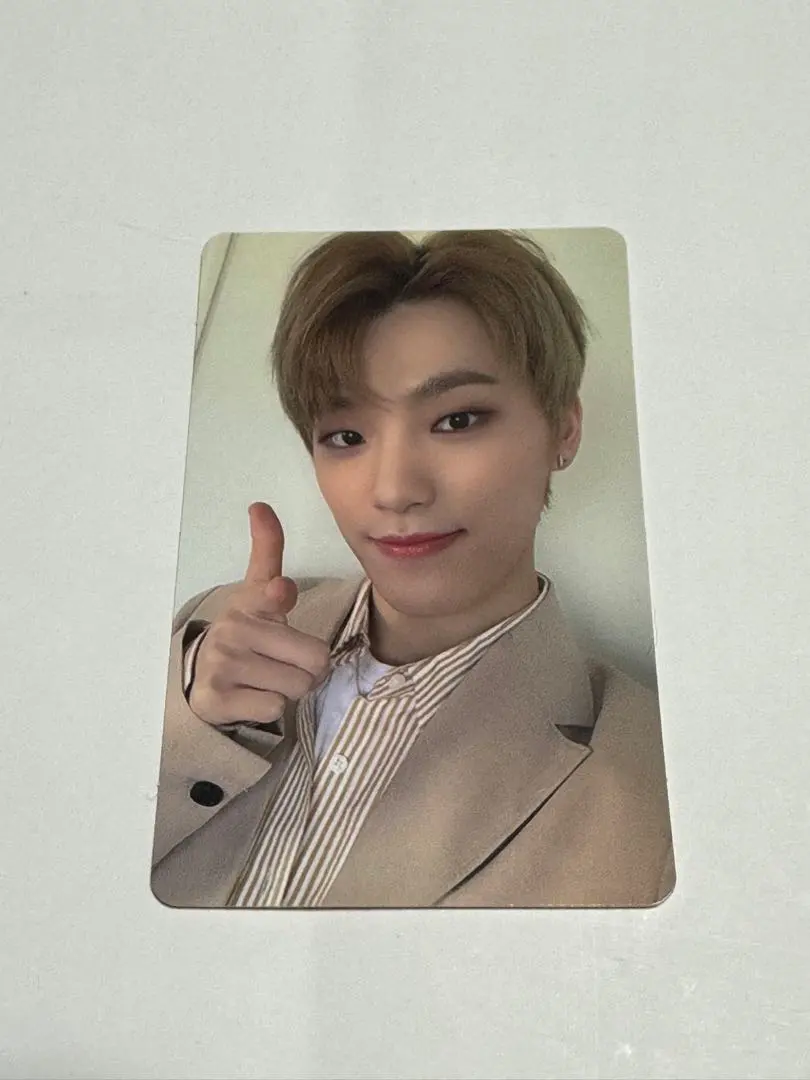 Thumbnail of SEVENTEEN Dino "Happy Ending" trading card