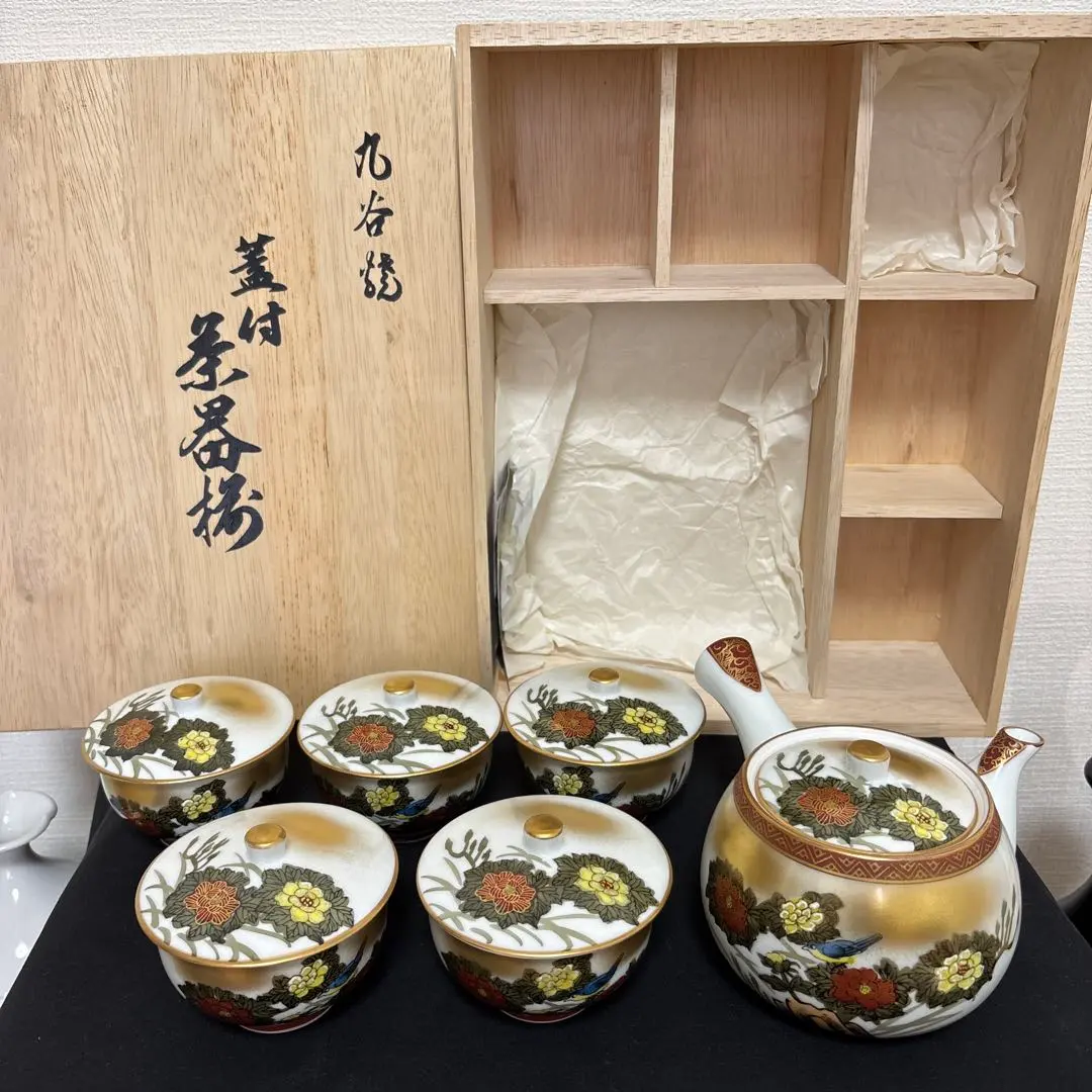 Thumbnail of Kutani-yaki (Kutani ware) Shinpei, gold-painted teapot with lid and 5 teacups