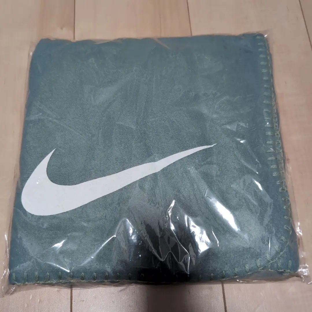 廃盤　新品未開封　Nike フェイクファー　ブランケット　水色　毛布　膝掛け NIKE（毛布）のフリマアイテム一覧