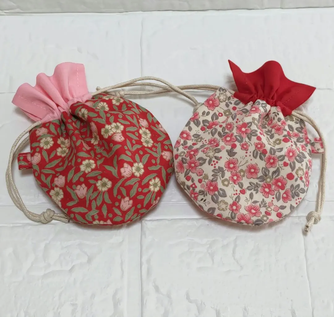 Thumbnail of お得な2点セット、花柄 まん丸巾着ポーチ。Please read the product description carefully.