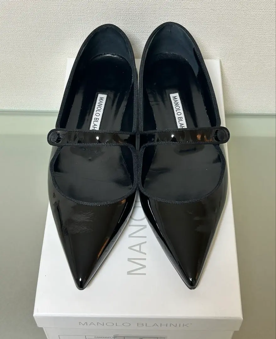 未使用品MANOLO BLAHNIK黒パテントメリージェーンフラットシューズ38 キレイめフラット靴】“メリージェーン”は黒が万能！オススメと