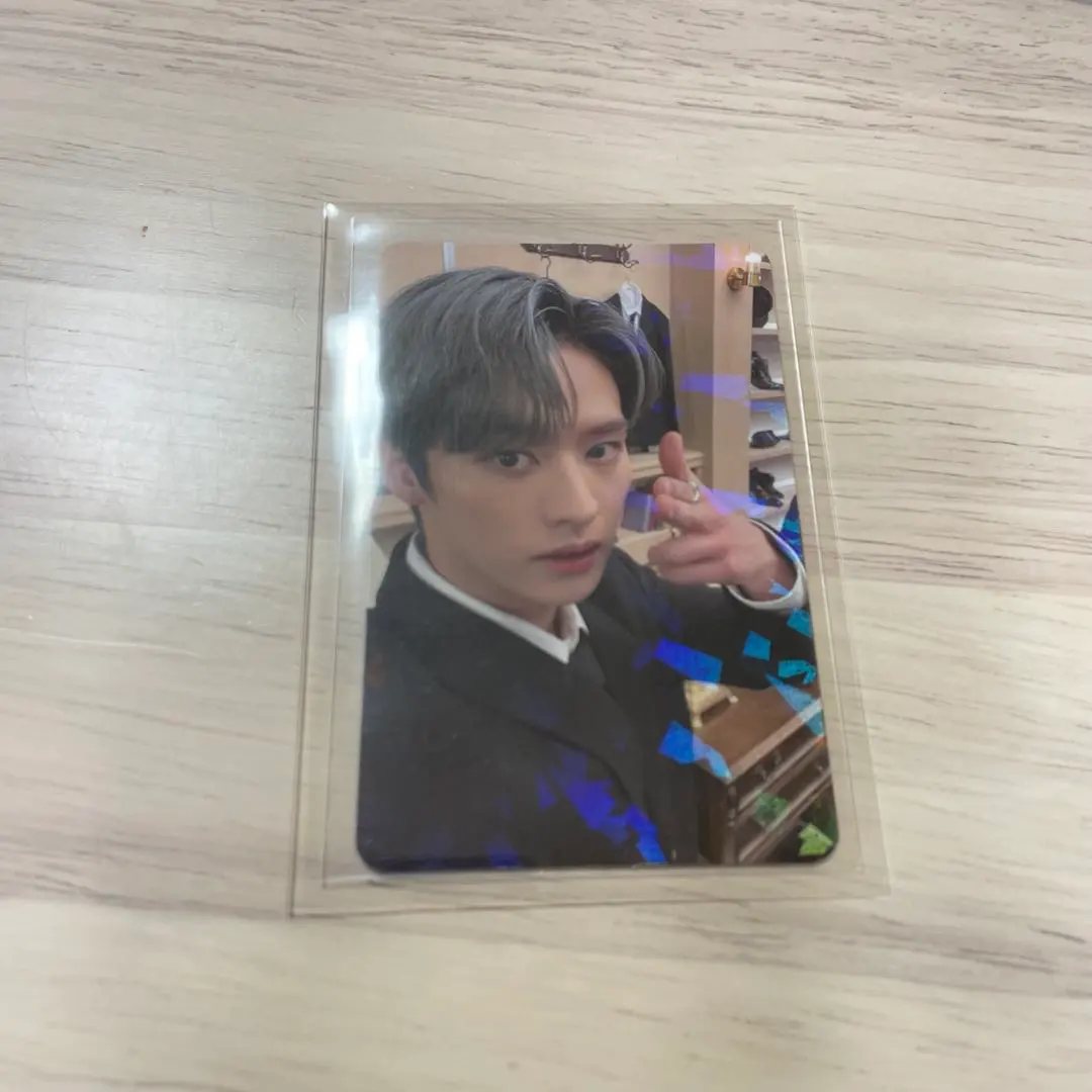 Thumbnail of Stray Kids Lee Know photocard MAXIDENT store benefit soundwave
