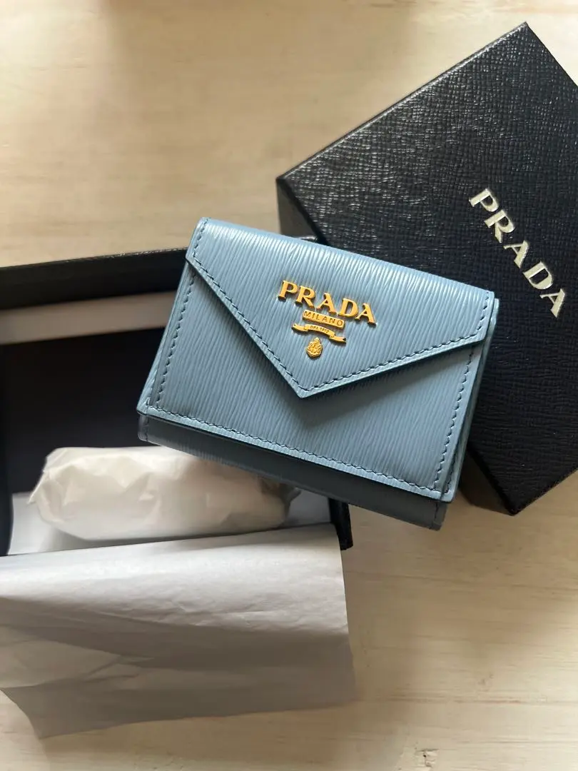 PRADA ブルー 三つ折り財布　最終値下げになります 最終値下げ PRADA プラダ 三つ折り財布 サフィアーノ ミニ財布