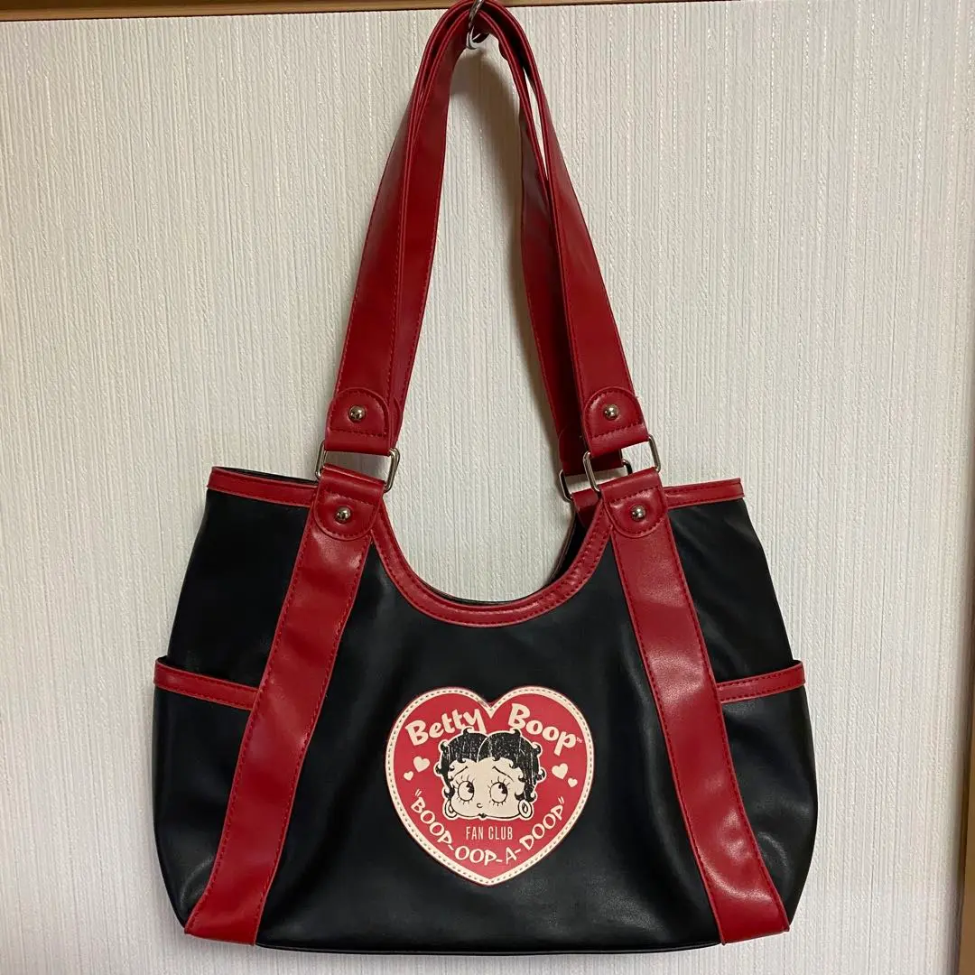 BETTYBOOPショルダーバッグ（刺しゅう）2003年 BETTYBOOPショルダーバッグ（刺しゅう）2003年 - メルカリ