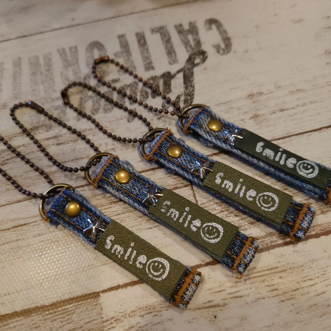 無法訂製 笑臉皮革鑰匙圈4個一組 的縮圖