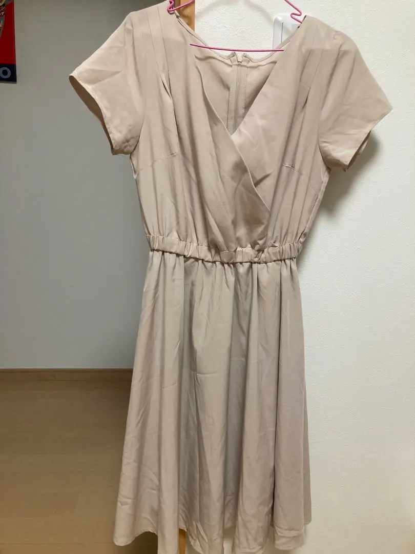 米色 短袖 及膝连衣裙 的縮圖