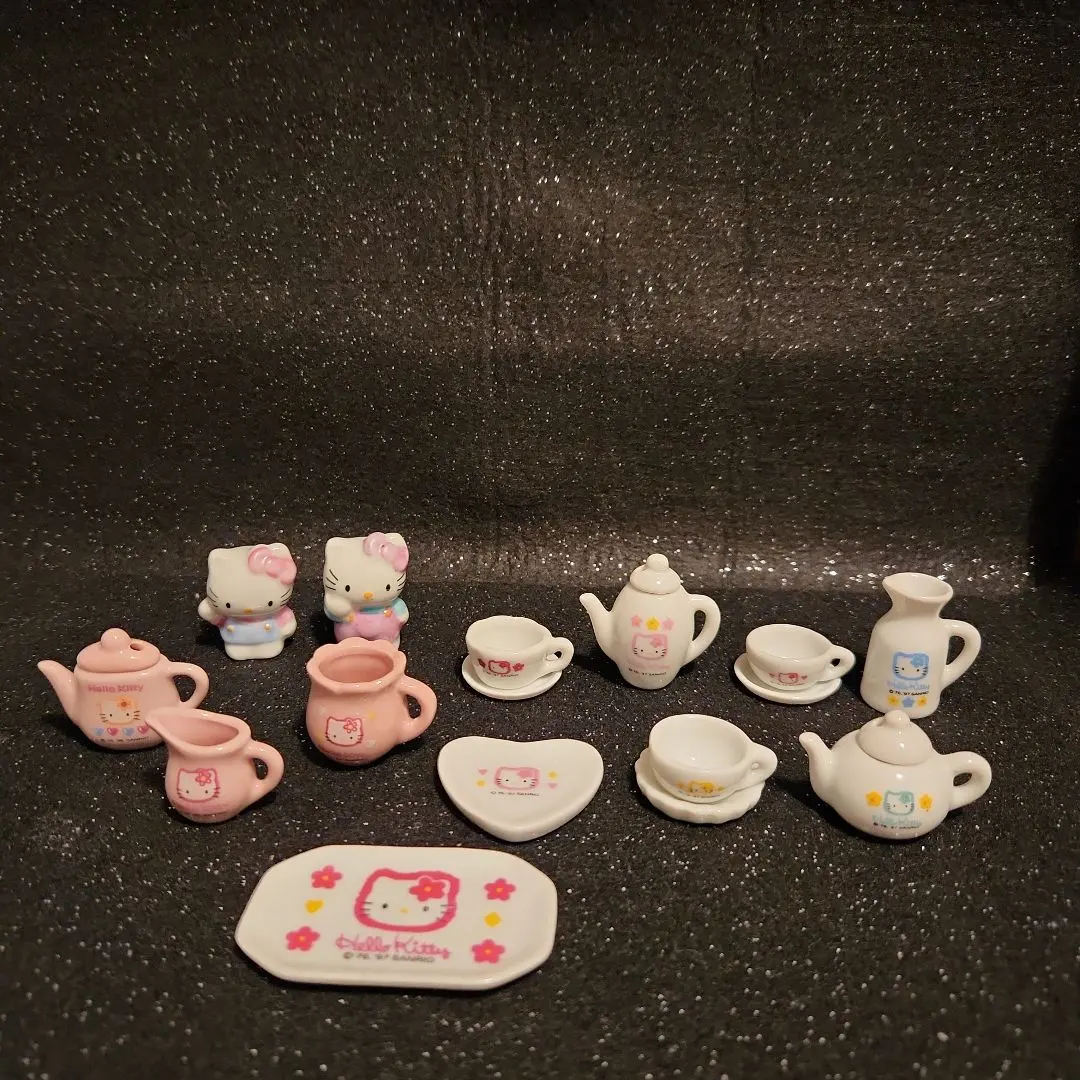 Thumbnail of Hello Kitty miniature Re-Ment, some dirt present