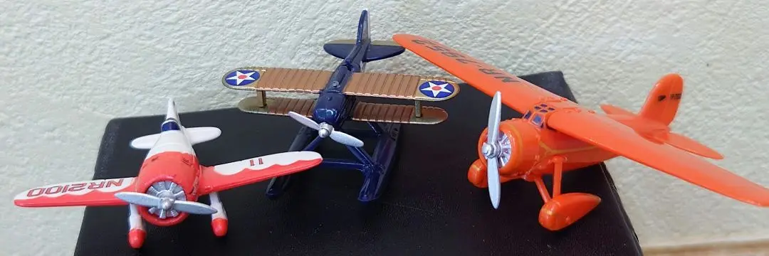 Red Bull 飛行機モデル フィギュア　エアレース　レッドブル　航空機　模型 Amazon.co.jp: Red Bull Air Race transforming plane ノン
