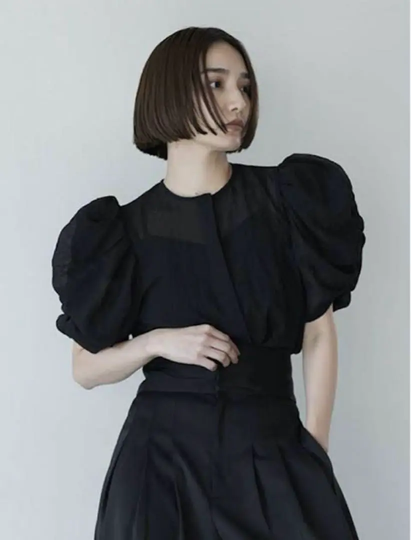 25000円+税新品アミカキッズ白 パフスリーブ シャツ石井美保