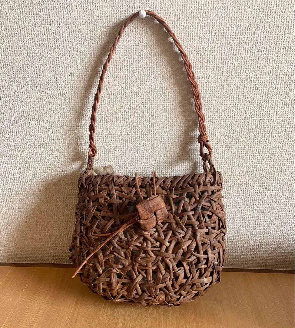 ︎ ︎ 【個数限定】メルカリ特別価格　色育つ１番皮　国産信州山葡萄籠バッグ　乱れ編 国産山葡萄籠バック 今週末迄お値下げ致します。 - メルカリ