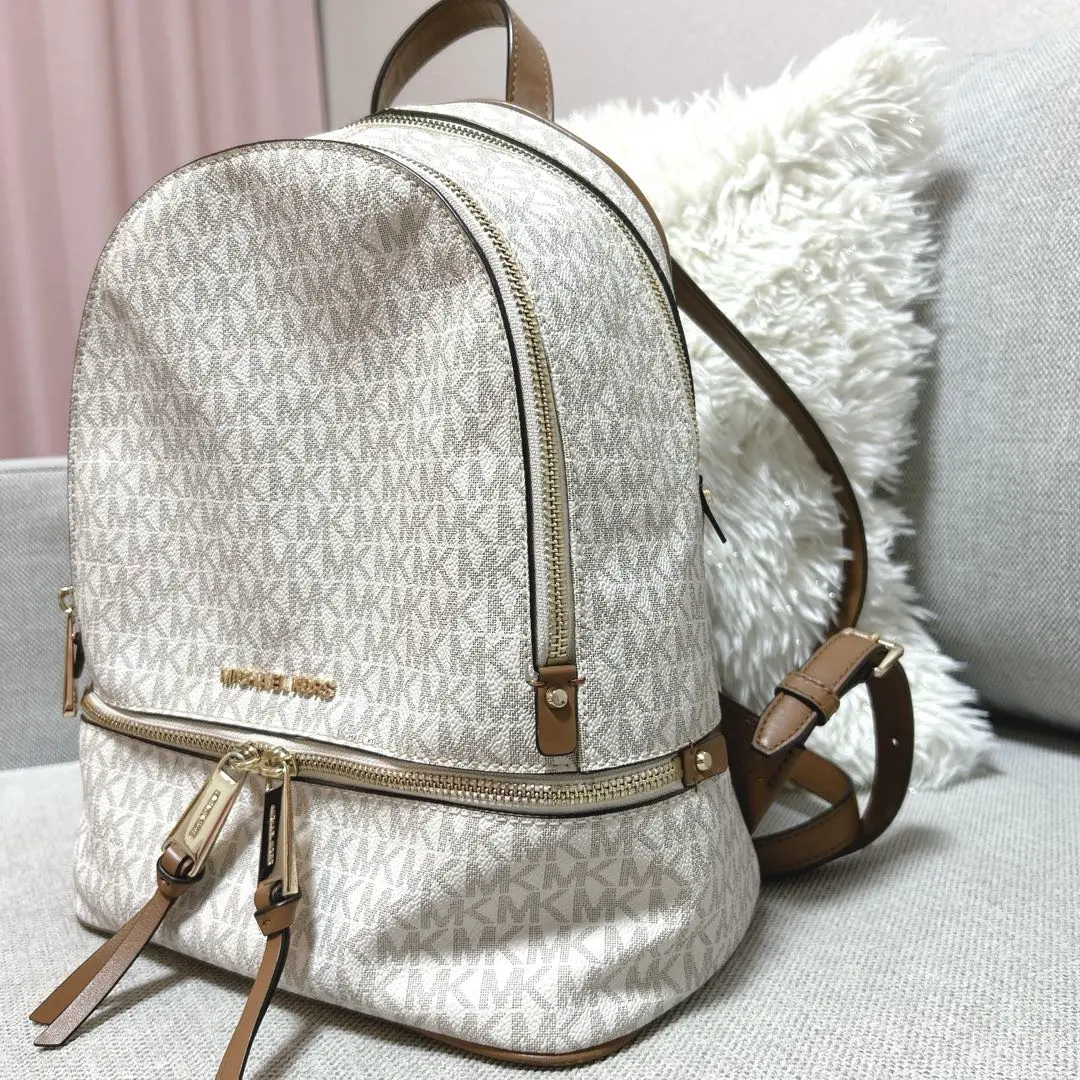 【最終価格】極美品✨マイケルコース RHEA ZIPバックパックMKシグネチャー 公式アウトレット】RHEA ZIP バックパック ミディアム - MK