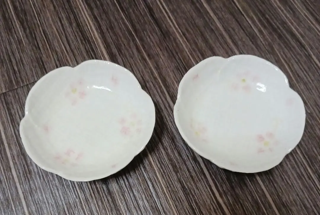 Thumbnail of Flower-shaped ceramic plates, 2 pieces, diameter 9cm x height 2.5cm, USED condition