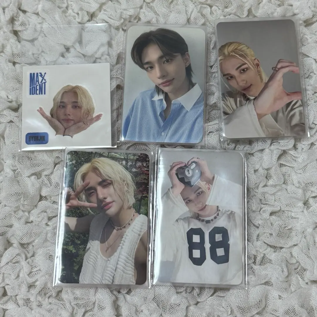 Thumbnail of Stray Kids Hyunjin trading cards (5 types)