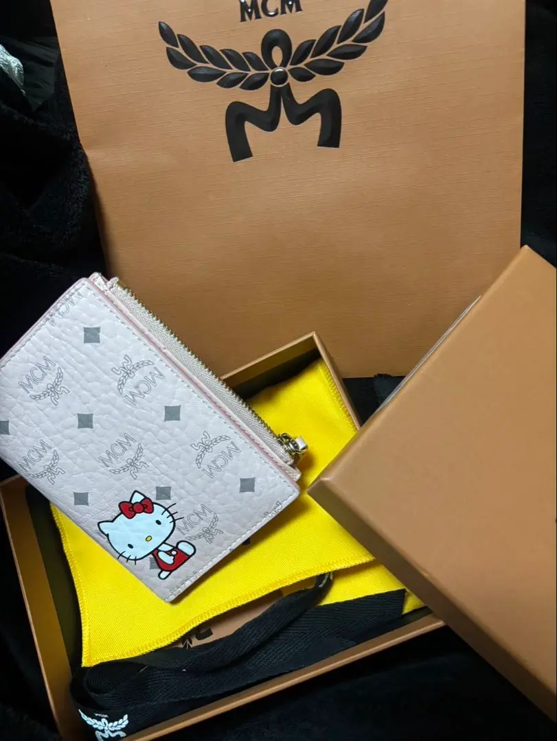 よ*】様 激レア 未使用品 MCM HELLO KITTY コラボ 財布 ウォレ MCM - エムシーエム 【新品同様】MXSFSTA03QH001 MCM x HELLO