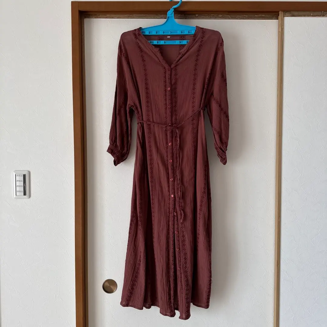 粉紅色長袖連衣裙 的縮圖