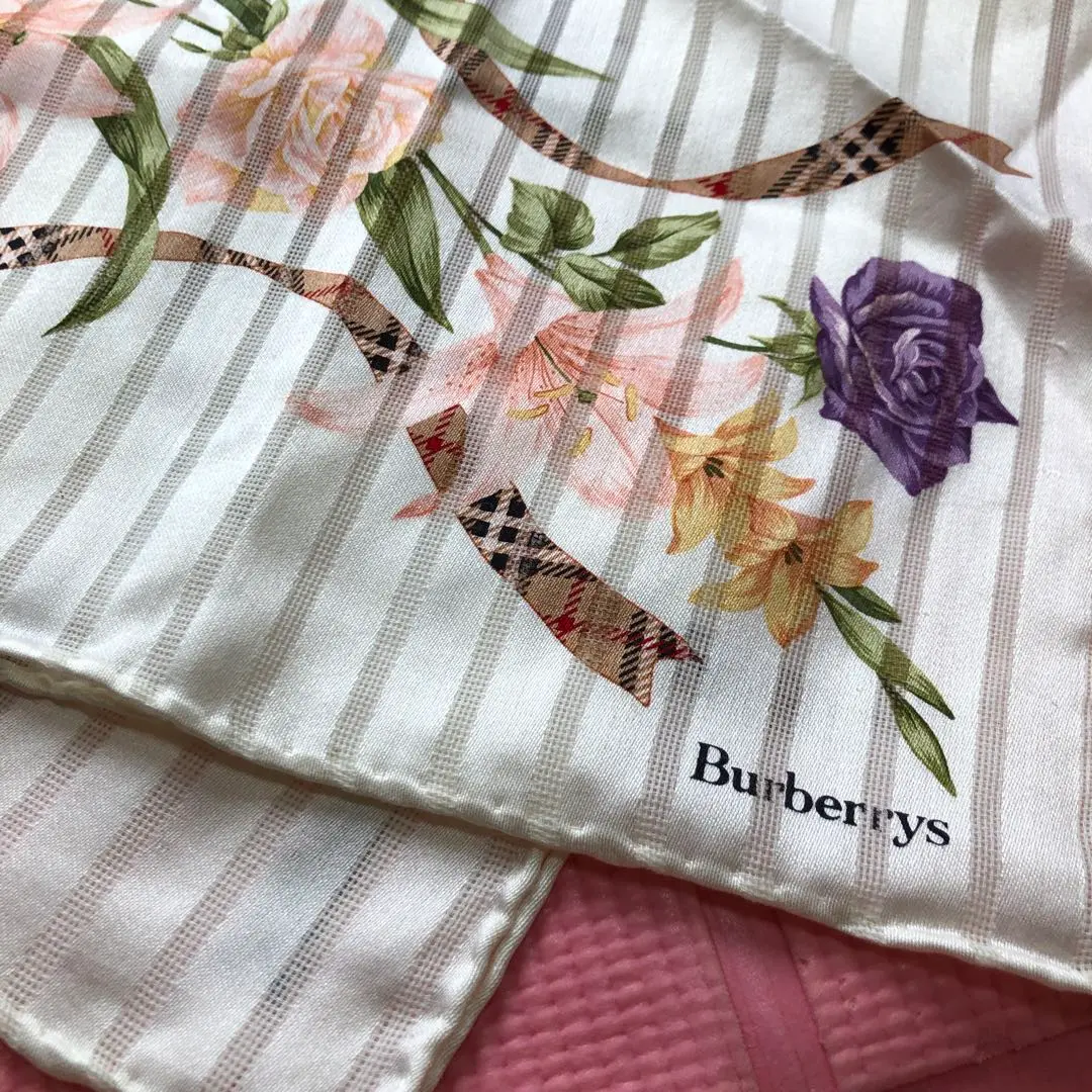 【新品タグ付き】 BURBERRY 青い花柄シルク風 大判スカーフ 87×87 新品タグ付き】 BURBERRY 青い花柄シルク風 大判スカーフ 87×87
