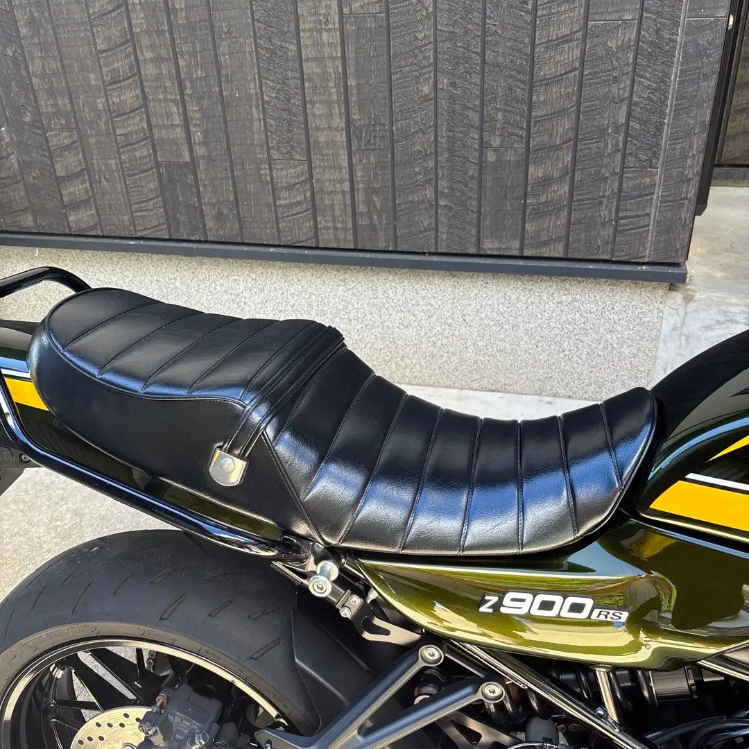 z900rs 茗荷シート タックロール 艶有り レッド z900rs 茗荷シート タックロール 艶有り レッド