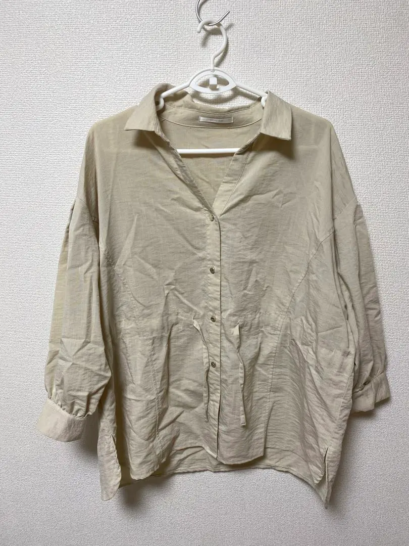 Thumbnail of Beige three-quarter sleeve shirt with waist ribbon