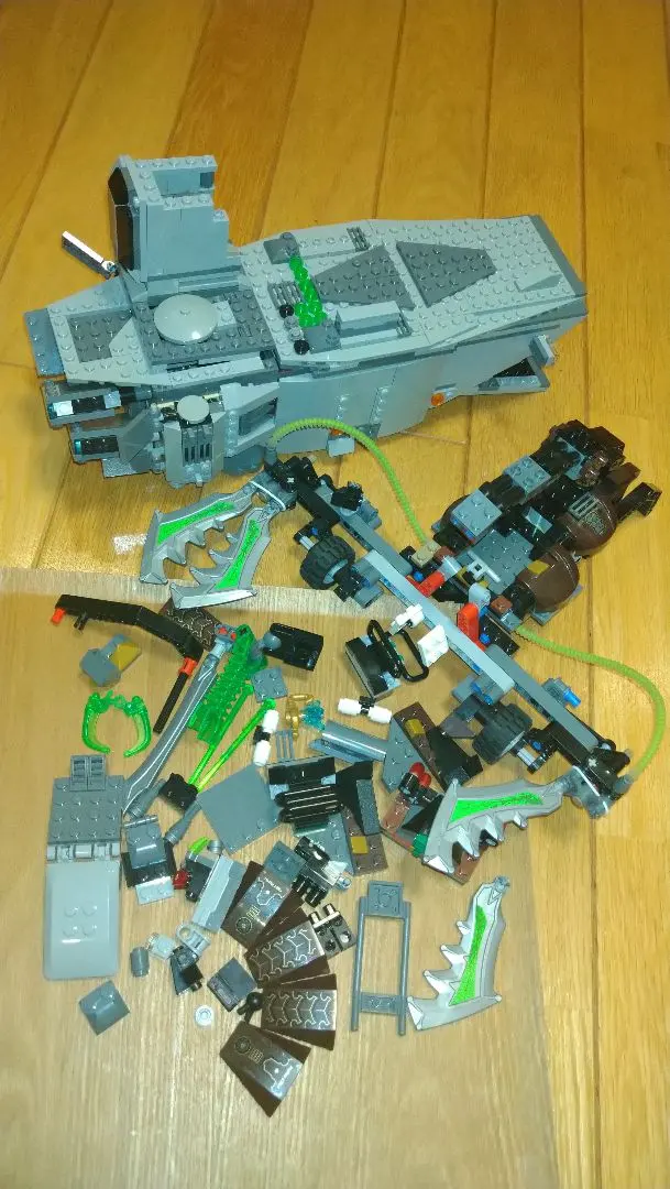 Thumbnail of LEGO Star Wars Transporter & Chima