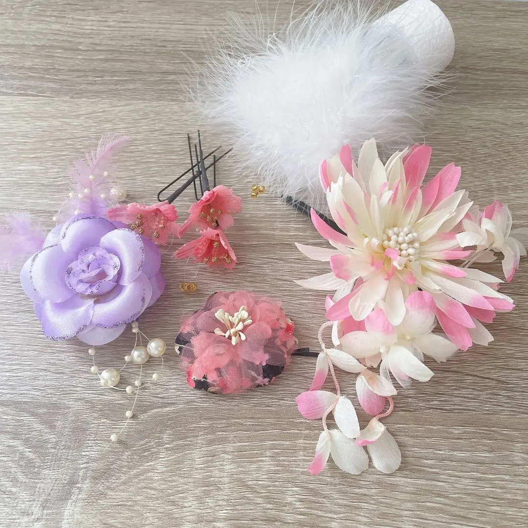 Thumbnail of Japanese hair accessories for kimono, seijinshiki (coming-of-age ceremony), yukata, Shichi-Go-San (7-5-3 Festival), hakama, Japanese accessories, graduation ceremony, wedding, kimono, artificial flowers