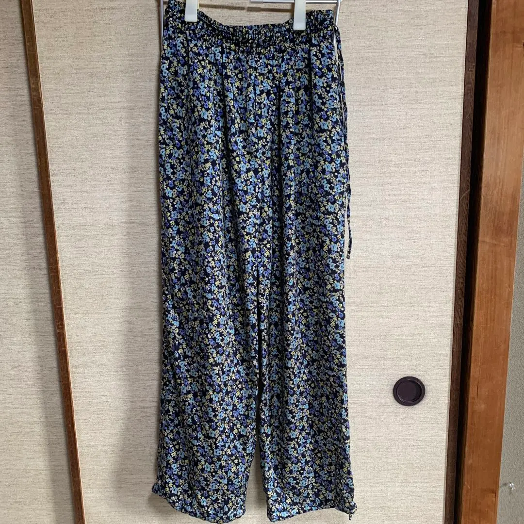 早割3/27まで◎【美品】TICCA フラワープリントパンツ ネイビー 日本製 早割3/27まで◎【美品】TICCA フラワープリントパンツ ネイビー
