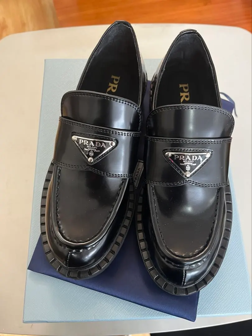 普拉達樂福鞋 三角標誌 的縮圖