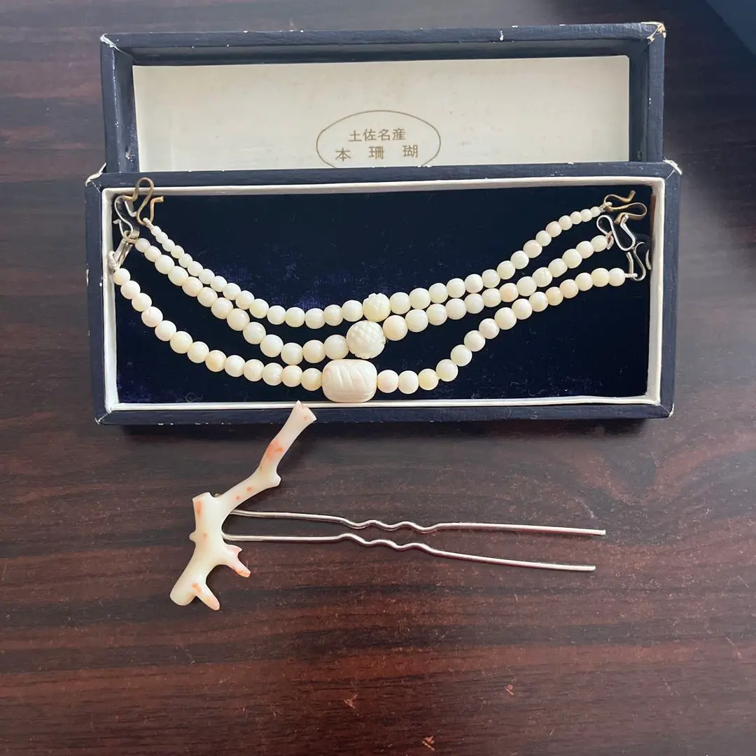 Thumbnail of Japanese accessories: Coral haori string and kanzashi set