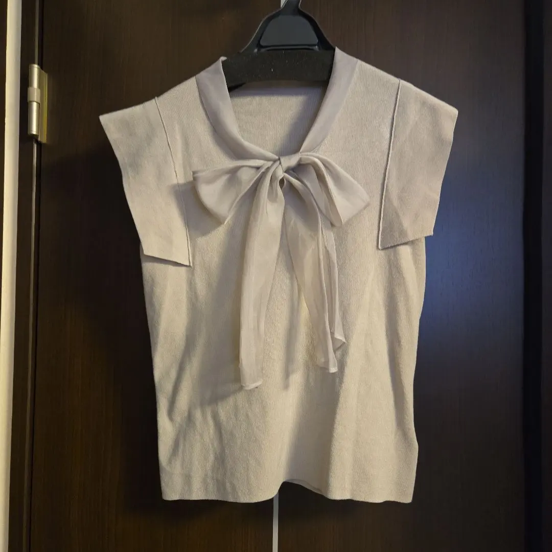 Thumbnail of SNIDEL Light Gray Short-Sleeve Top with Organza Ribbon