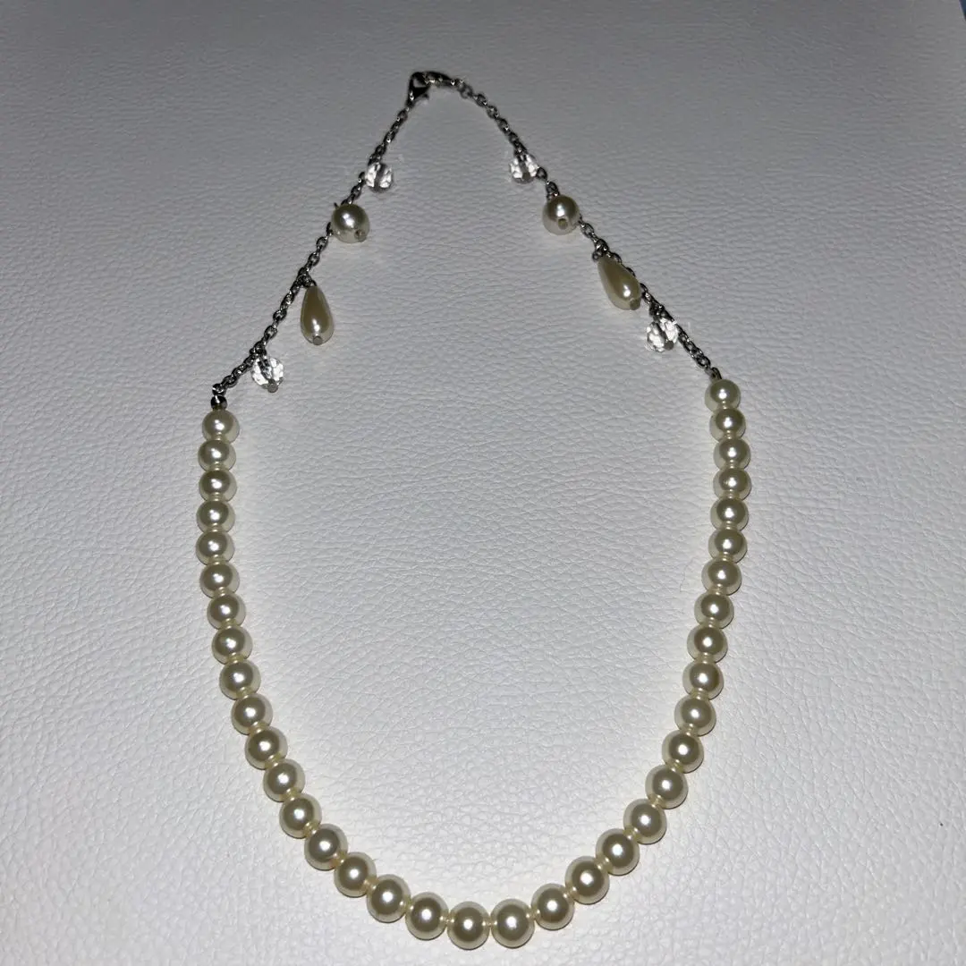 Thumbnail of Imitation pearl necklace