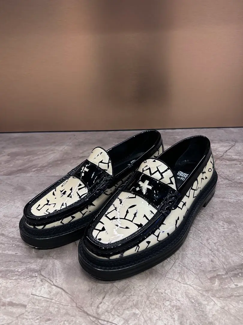 ジミー チュウ×POGGY×エリック・ヘイズ“星”を飾ったパンプスや