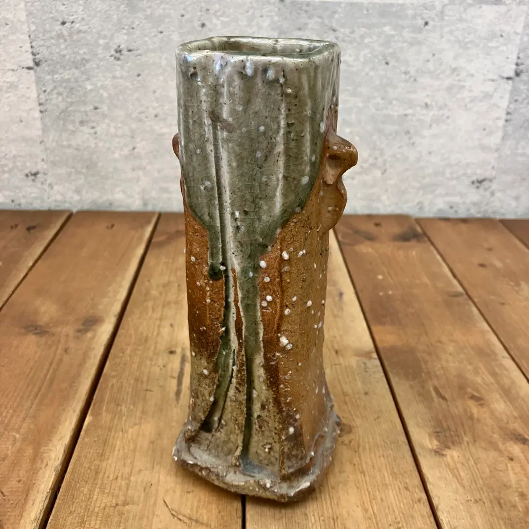 花瓶■掛け花活け うずくまる 又郎助 花器 信楽焼 えくぼ 時代物 骨董品■ 信楽窯変 うずくまる掛花入 - オンラインショップ「ギャラリー陶
