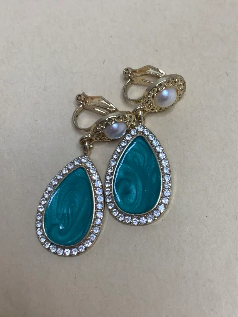 Thumbnail of Emerald green earrings, gold, sparkling, luxurious, stylish