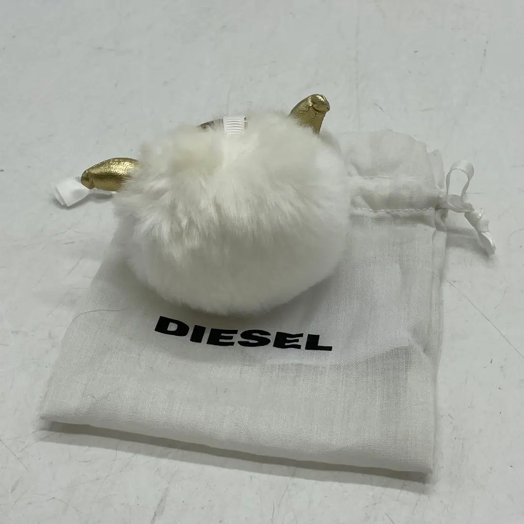 洗練されたデザイン　DIESEL 1DR-KEY MULTICHARM 1DR KEY MULTICHARM Metal keyring with logo charms｜シルバー