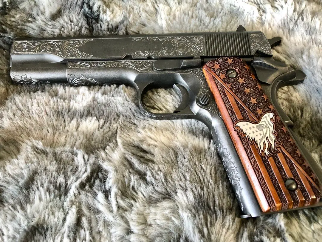 未使用品 コルトガバメント M1911 用 アルミ製グリップ メダリオン真鍮製 未使用品 コルトガバメント M1911 用 アルミ製グリップ