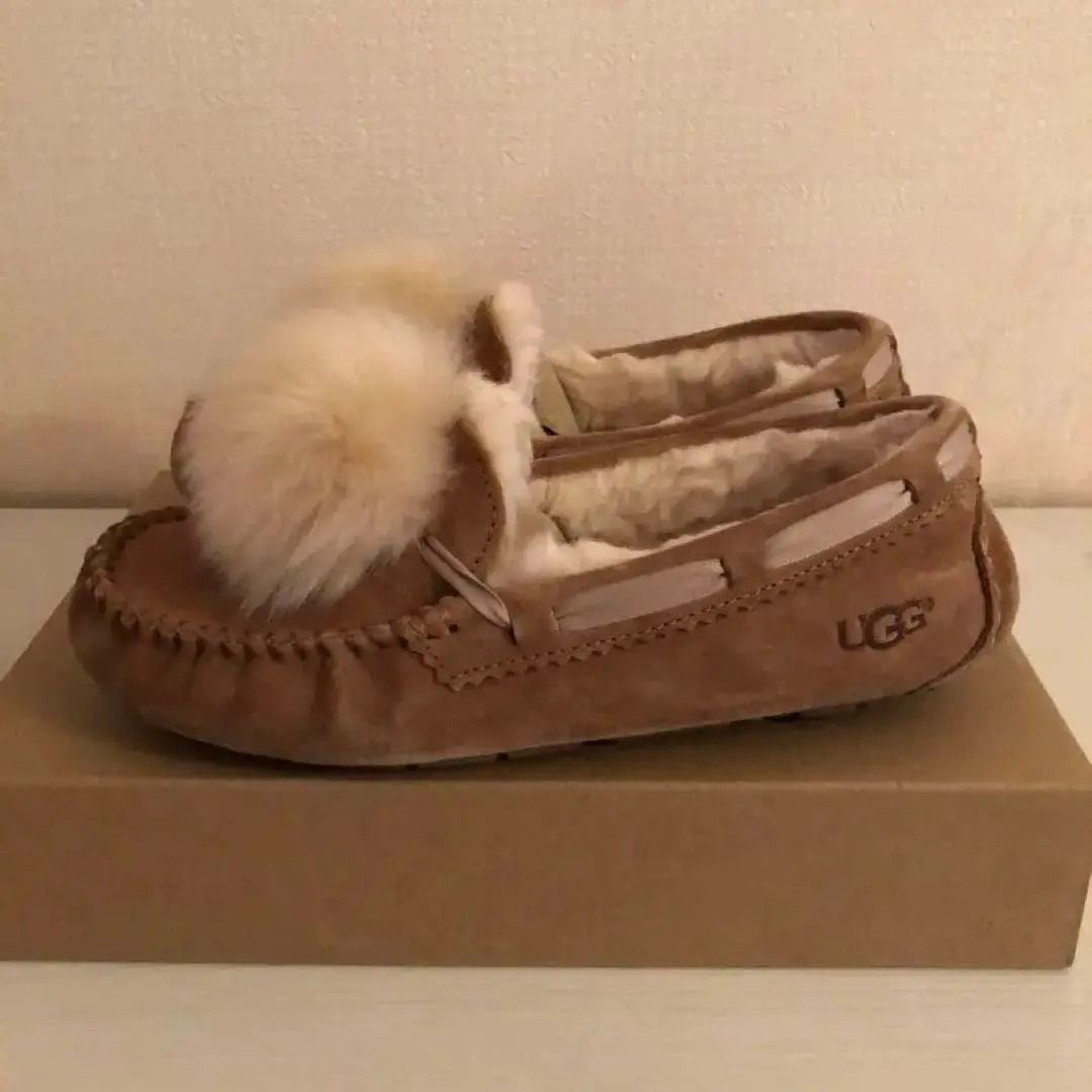 Amazon.com | UGG Women's Dakota Pom Moccasin, Chestnut, 5 M