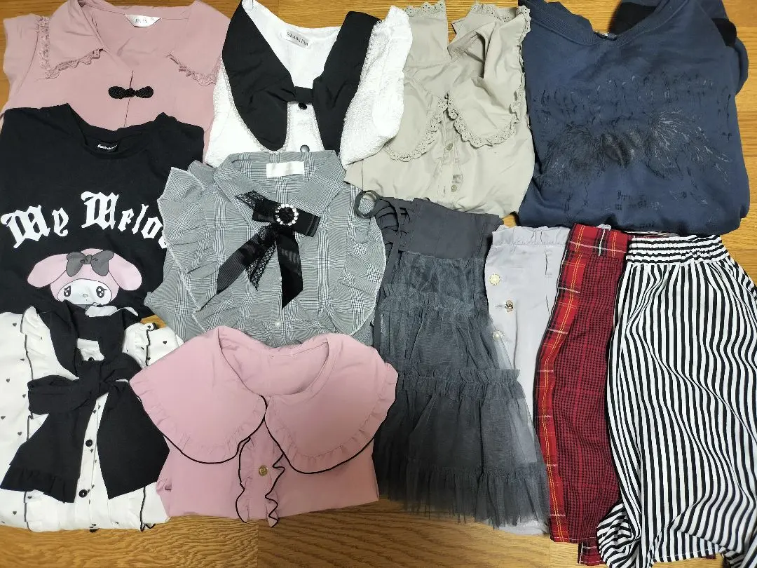 Thumbnail of Mass-produced, "jiarei-kei" (mine-type) style, bulk sale, skirts, tops, etc.