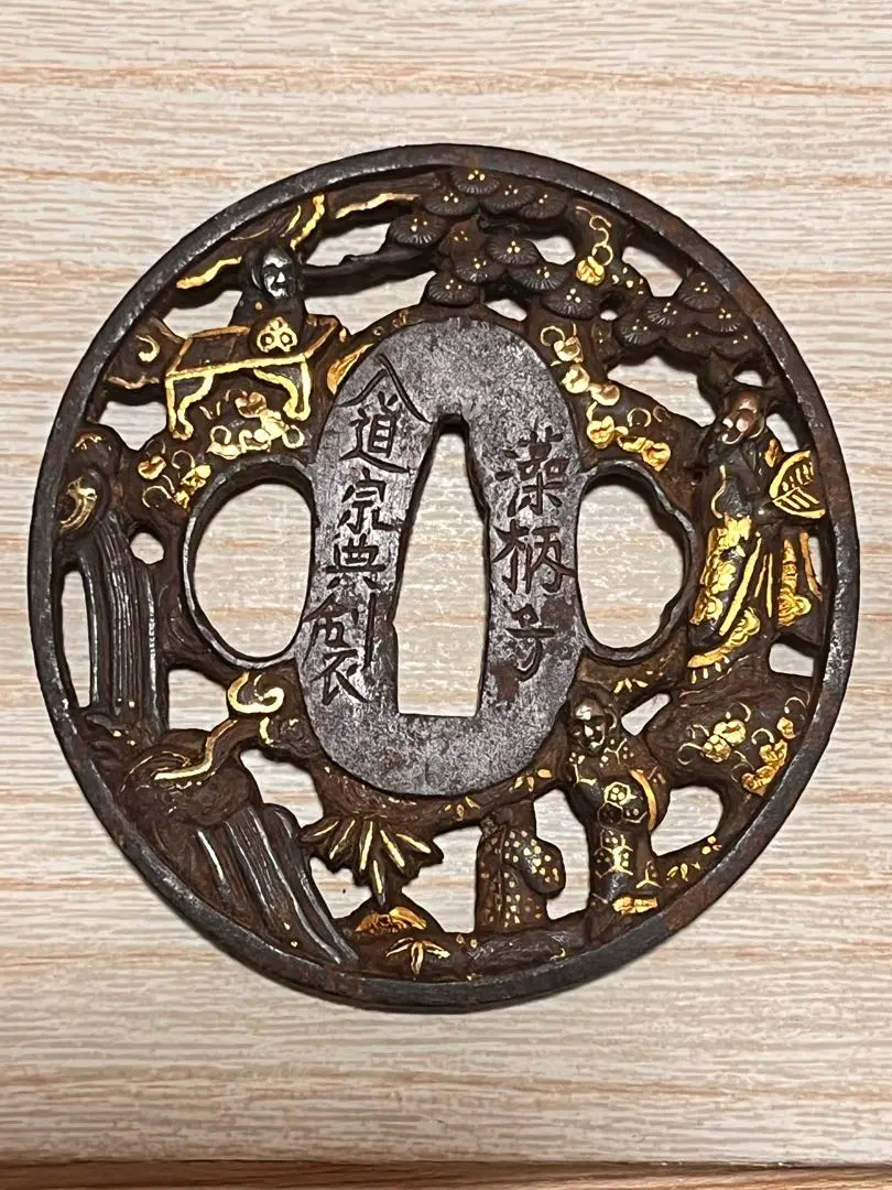 【喜】大名品 木瓜型【宗典】鉄金武者図透かし鍔 刀装具 鍔 桐紋透鍔(TU-098074)｜刀・日本刀の販売なら日本刀専門店の