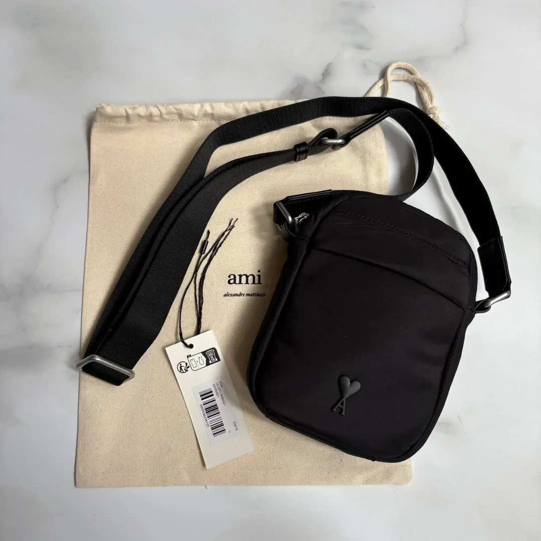 未使用　AMI Paris ボディバッグ　ナイロンキャンパス　ミニバッグ いいスタイル 未使用 ミニバッグ ナイロンキャンパス ボディ