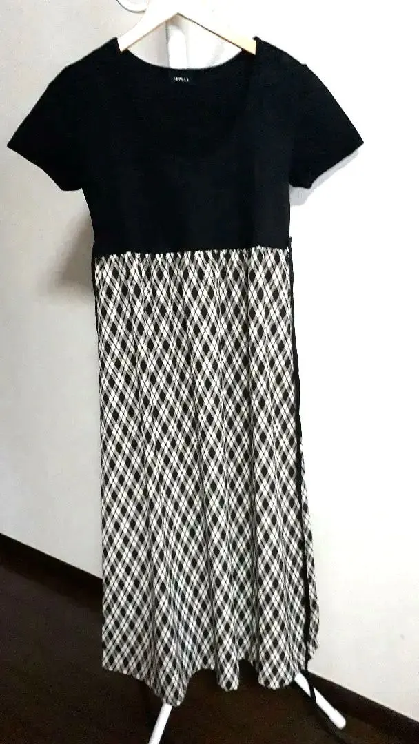 Thumbnail of Short-sleeved women's dress, black x checkered pattern