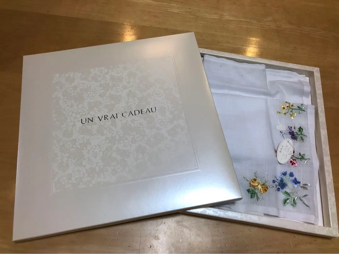 【UN VRAI CADEAU】　刺繍ハンカチ　箱付き　オマケ付き 2025年最新】ハンカチ vraiの人気アイテム - メルカリ