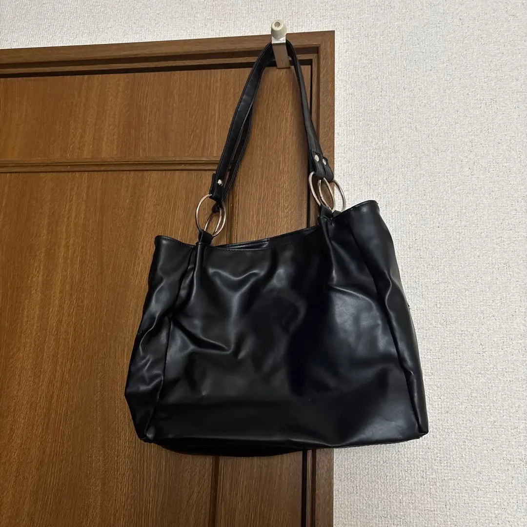 黑色合成皮革肩背包 的縮圖