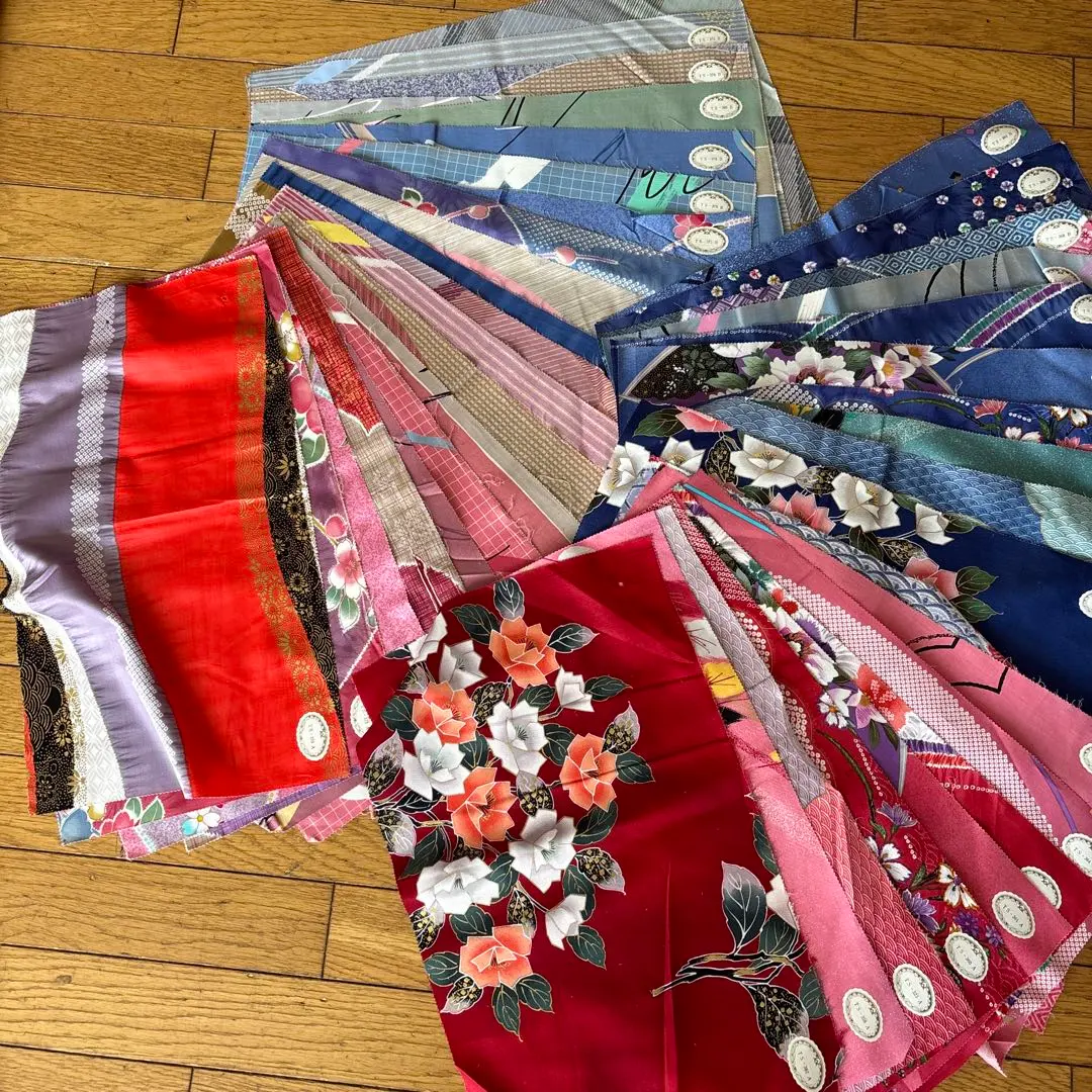 Thumbnail of 49 pieces of retro fabric