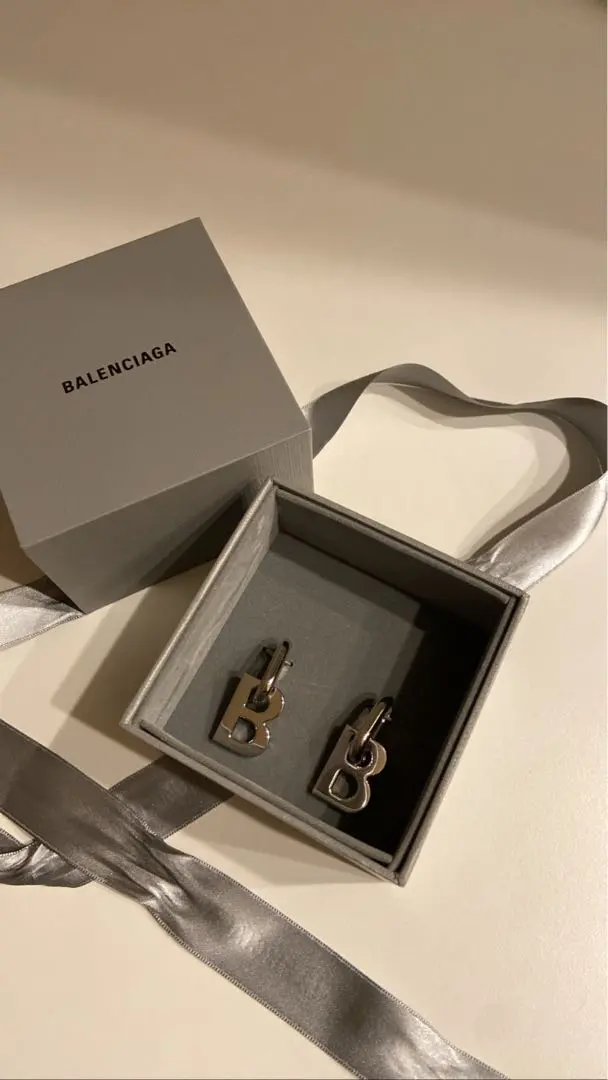 未使用級✨付属完備✨BALENCIAGA ピアス フープ シルバー ロゴ