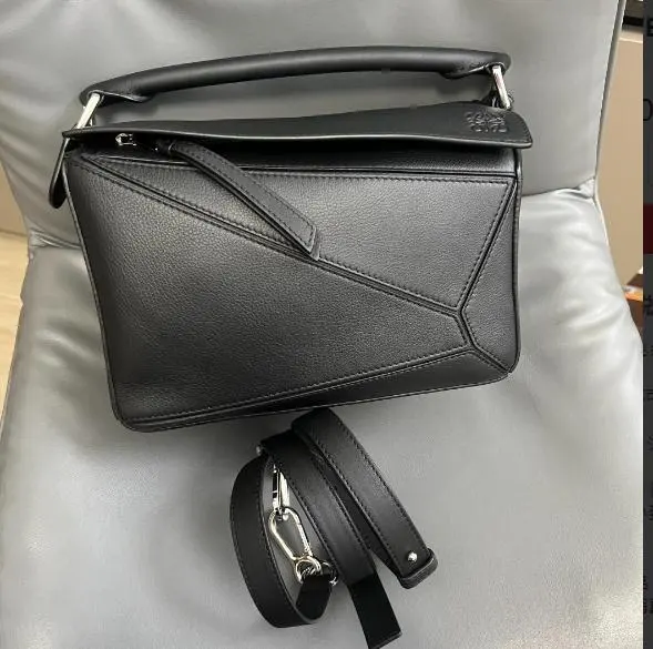 黑色皮革肩背包 的縮圖